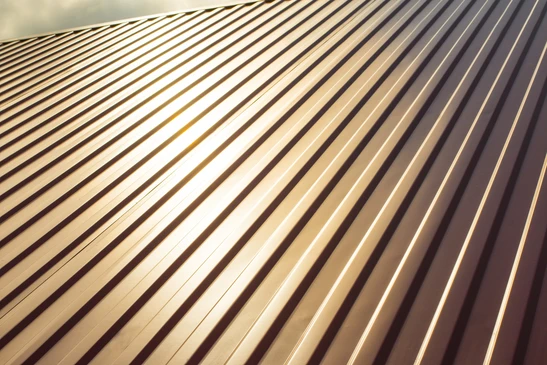 Surface de terrasse en lames de bois composite ou bois traité, installation en extérieur avec finition lisse et uniforme