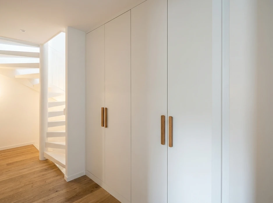 Couloir résidentiel moderne avec placards encastrés sol-plafond à portes battantes en MDF laqué blanc mat